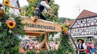 Auch traditionelles Handwerk wird beim Festzug gezeigt, hier eine Grubensäge.
