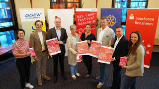 Organisationsteam und Sponsoren freuen sich auf die 23. Auflage des Bensheimer Lesefestivals. Unser Bild zeigt (v.l.) Susanne Hellwig-Jungmann (Organisationsteam), Tobias Kloster (GGEW AG), Christian Petersen (Dr. Franz Köhler Chemie), Bürgermeisterin Christine Klein, Heidi Scharschmidt (Organisationsteam), Michael Halfmann (Rotary-Club Bensheim/Heppenheim), Torsten Wienold (Sparkasse Bensheim), Vanessa Schwöbel (Organisationsteam).