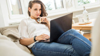 Eine grundsätzliche Empfehlung beim Onlineshoppen lautet: nicht überstürzt bestellen, sondern Preise und Bedingungen in Ruhe vergleichen.