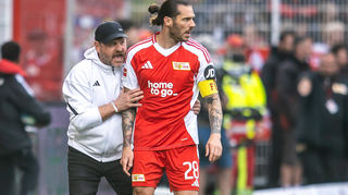 Trainer Steffen Baumgart (l.) gibt Unions dienstältesten Spieler, Christopher Trimmel, Anweisungen.