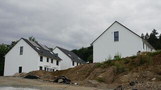 Bezug im August: Die ersten Häuser von insgesamt 14 Doppelhäusern auf dem früheren Gelände des „Haus Lulay“ in Kirschhausen stehen, die ersten Bewohner können kommen.