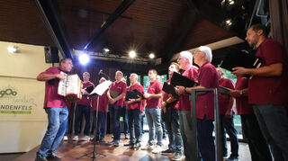 Der Männergesangverein „Sängerlust“ Schlierbach präsentierte „Über den Wolken“ und den „Kriminal-Tango“.