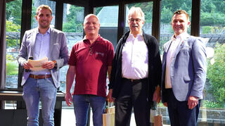 Bernd Schmitt (Zweiter von links) und Werner Grieser (Dritter von links) wurden von Bürgermeister Maximilian Klöss (links) und dem Vorsitzenden des Sängerkreises Weschnitztal-Überwald, Wolfgang Schlapp (rechts), für ihre 50-jährige Sängerschaft geehrt.