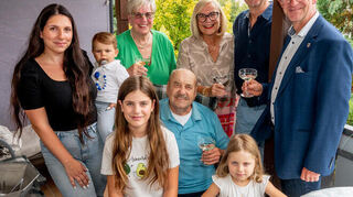 Zur Eisernen Hochzeit gratulierten dem Jubelpaar Irmgard und Helmut Horn (Mitte) v.l. Lara Ertem mitl Ilias, Christel und Norbert Mischler, Bürgermeister Christian Schönung sowie die beiden Urenkelinnen Alena und Ilayda.