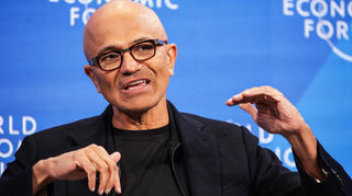 Verglichen mit ihm verdienen deutsche Managerinnen und Manager eher Peanuts: Microsoft-Chef Satya Nadella erhielt im Jahr 2024 eine Gesamtvergütung von 73,1 Millionen Euro.