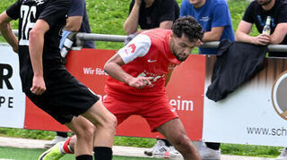 Mustafa Hami (rechts im roten Trikot) hatte großen Anteil am Auerbacher Auftaktsieg gegen den SV Fürth (links Leon Thaler)