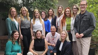 Die Bergsträßer Weinkönigin Katja Simon (blaues Oberteil) gehört zu den zwölf Kandidatinnen und Kandidaten für die Wahl der Deutschen Weinmajestät 2025. In dieser Woche gab es einen Vorbereitungs-Workshop.