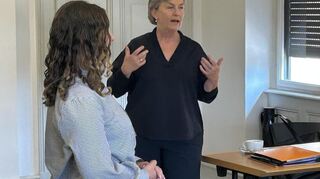 Kommunikationstrainerin Claudia Haas-Steigerwald coacht die Kandidatinnen und Kandidaten - wie hier die Badische Weinkönigin Lucia Winterhalter.