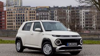Als putziger Kleinwagen zieht der neue Hyundai Inster die Blicke auf sich.
