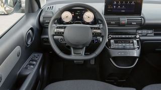 Aufgeräumtes und klar gegliedertes Cockpit.