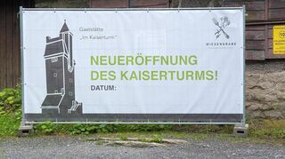 Ein Banner weist am Turm auf die geplante Wiedereröffnung hin.