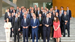 Investitionsgipfel „Made for Germany“ im Kanzleramt Ende Juli. SAP-Chef Christian Klein steht in der zweiten Reihe ganz rechts, Kanzler Friedrich Merz (CDU) in der ersten Reihe (3.v.l.).