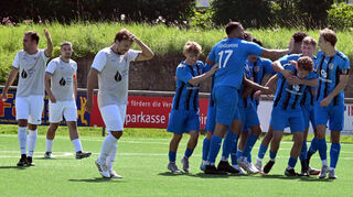 Während sich die Spieler des FC 07 ob ihrer schlechten Leistung die Haare rauften, hatten die mit 5:3 siegreichen Gäste von der FSG Riedrode allerlei Gründe zum Jubeln.