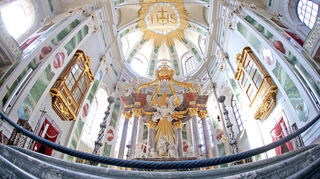 „Goldener Prunk für alle“: Der Innenraum der Jesuitenkirche ist sehr prachtvoll gestaltet.