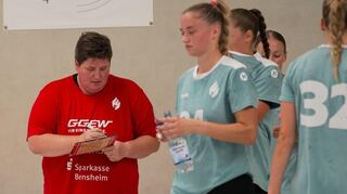 Flames-Trainerin Ilka Fickinger (li.) ist um ihre Aufgaben bei der Saisonvorbereitung nicht zu beneiden.