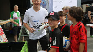 Ex-Fußballprofi Sebastian Rode gab bereitwillig viele Autogramme.