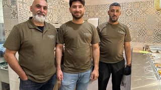 Wollen mit ihren Falafel-Wraps die Mannheimer überzeugen: Ahmed Tuaimah (Mitte) mit seinen Mitarbeitern Nabil Ahmed (links) und Hamzah Hamzah (rechts).