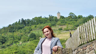 Die Schauspielerin Elinor Eidt mit der Starkenburg im Hintergrund.