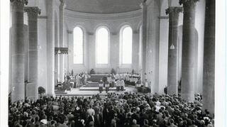 Tausende Gläubige kamen am 13. August 1950 nach Bensheim, um die Wiedereröffnung von St. Georg zu feiern. Auf diesem Bild ist die Altarweihe zu sehen, weitere Teile der Messe fanden vor der Kirche statt.