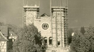 Blick vom Marktplatz auf St. Georg im Jahr 1953. Im Oktober dieses Jahres wurden die Bauarbeiten beendet.