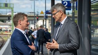 Für Verkehrsminister Schnieder und Bahnchef Lutz hat die Sanierung des Bestandsnetzes Priorität. (Archivbild)