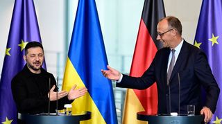 Signal an Putin und Trump: Kanzler Friedrich Merz demonstriert beim Auftritt mit dem ukrainischen Präsidenten Wolodymyr Selenskyj freundschaftliche Nähe.