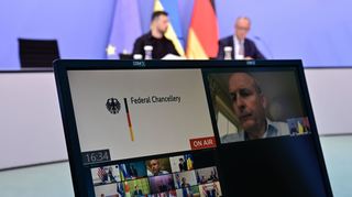 Der ukrainische Präsident Wolodymyr Selenskyj nimmt persönlich mit Kanzler Friedrich Merz an den Schalten zum Alaska-Gipfel von US-Präsident Donald Trump mit Kremlchef Wladimir Putin teil.