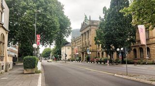 Die Adenauerallee in Bonn, hier mit Blick auf das Museum König. Das Gebäude ist nicht nur interessant für Naturkunde-Fans. Auch für historisch interessierte Menschen hat es einiges zu bieten, so wurden hier wichtige Weichen für die Gründung der Bundesrepublik gestellt.