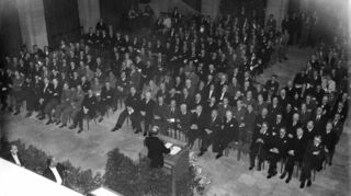 Blick über die Eröffnung im Alexander König-Museum in Bonn während der Ansprache des nordrhein-westfälischen Ministerpräsidenten Karl Arnold. Am 1. September 1948 um 13 Uhr fand die Eröffnung der Tagung des Parlamentarischen Rates statt.