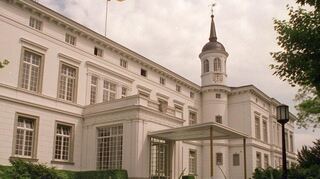 Die Bundesflagge weht noch über dem Palais Schaumburg in Bonn (Aufnahme vom 18. Mai 1999). Mit der letzten Sitzung des Bundestages am 1. Juli 1999 fällt der Startschuss für den Umzug des Bonner Verwaltungsapparates nach Berlin