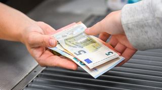 Immer mehr Menschen heben Bargeld an der Supermarktkasse ab – auch, weil es immer weniger Bargeldautomaten gibt.