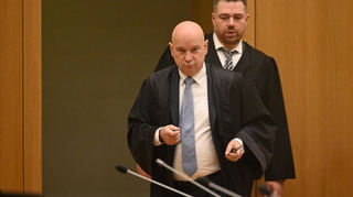 Die Verteidiger des Angeklagten Axel Küster (links) und Mehmet Okur zu Beginn des Prozesses.