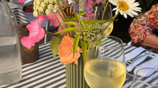 Beim begleiteten Trinken sitzen Erwachsene gemeinsam mit den Jugendlichen am Tisch und konsumieren Alkohol, während sie gleichzeitig den Alkoholkonsum der Minderjährigen begleiten.