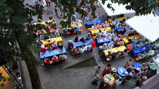 Ein farbenfrohes Ambiente wartet auf die Musikfans bei „Jazz von 10 bis Zehn“ am Samstag am Bensheimer Bürgerwehrbrunnen.