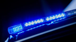 Ein leuchtendes Blaulicht auf einem Polizeifahrzeug.