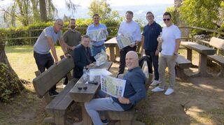 Sebastian Schröder (Geschäftsführer der Zukunftsoffensive Überwald), Projektmanager Fabio Hering, Grasellenbachs Bürgermeister Markus Röth, Lindenfelser Bürgermeister Maximilian Klöss, Matthias Zürker (Geschäftsführer der Wirtschaftsförderung Bergstraße), Mörlenbachs Bürgermeister Erik Kadesch, Absteinachs Bürgermeister Sven Bassauer und Lautertals Bürgermeister Andreas Heun (vorne sitzend) stellten die Neuauflage des Abreißplans vor.