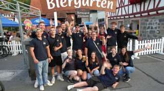 Vor dem „Biergarten“-Eingang entstand dieses Erinnerungsfoto der Kerwejugend.