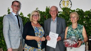 Bei der Jahreshauptversammlung der CDU Lindenfels wurde Peter C. Woitge (Zweiter von rechts) für 60 Jahre Mitgliedschaft in der CDU geehrt. CDU-Stadtverbandsvorsitzender Sebastian Schmitt (links) und Landtagsabgeordnete Birgit Heitland (Zweite von links) gratulierten zu diesem Jubiläum. Heitland hatte in ihrer Rede die persönliche Geschichte von Peter C. Woitge und seiner Ehefrau Monika (rechts) vorgetragen.