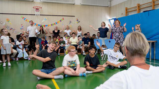 Bei der Einschulungsfeier der Seebergschule wurden die Schulanfänger von den älteren Mitschülern begrüßt.