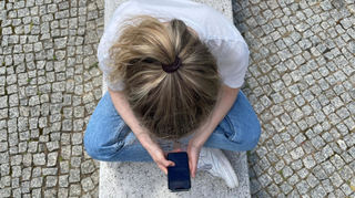 In-App-Käufe sind für Spieleanbieter lukrativ. Deshalb verleiten sie Kinder und Jugendliche laut Verbraucherschützern dazu, Geld für Ausrüstung oder Juwelen auszugeben.