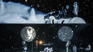 August Diehl (links) mit Schauspielkollegen auf der Bühne der Spielstätte Perner Insel in Hallein bei Salzburg, dem Festspielort für Experimentelles.