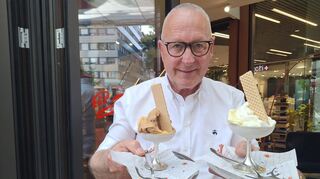 Wenn es sehr heiß ist, ist bei Dario Fontanella besonders Joghurteis in verschiedenen Fruchtrichtungen gefragt.