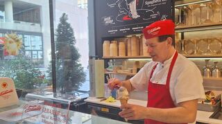 João Nunes da Silva arbeitet bei Fontanella an der Theke und füllt eine Waffel.