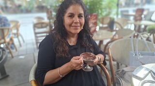 Claudia mag es klassisch und genießt bei Fontanella ein Schokoeis im Becher.