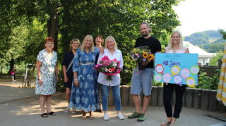 Auch ehemalige Weggefährten waren zum Jubiläum gekommen: (von links) Karin Burk, Birgit Paulsen, Kita-Leiterin Nadine Singer, Ursula Kindinger-Bickel, Jubilarin Sabine Gürtler, Pfarrer Jan Scheunemann und Kindergartenbeauftragte Jasmin Schäfer.