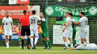 Der Fürther Lars-Eric Schwinn (verdeckt) hat Marcel Spengler zu Fall gebracht und sieht dafür von Schiedsrichter Luca Noah Tauber die Rote Karte; in Unterzahl holte der SVF ein 1:1 gegen den FC 07.
