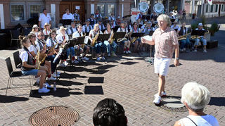 Bandleader Thomas Reis und die Musiker der Brass Band Biblis begeisterten das Publikum beim Platzkonzert in Lorsch.