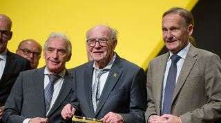 BVB-Präsident Lunow (l) macht den Weg für Watzke (r) frei. (Archivfoto)
