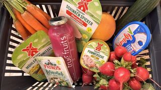 So sieht Frederiks veganer Einkaufskorb aus – mit viel frischem Gemüse, Obst und einigen Fleischersatzprodukten.