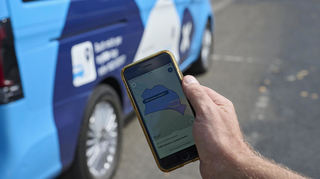 Die Buchung des neuen On-Demand-Verkehrs per App gestaltet sich schwierig. Auch die Bestellung eines Kleinbusses per Telefon ist noch umständlich.